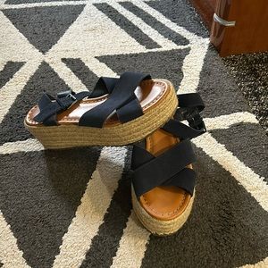 Woman sandals from American Eagle Outfitters.